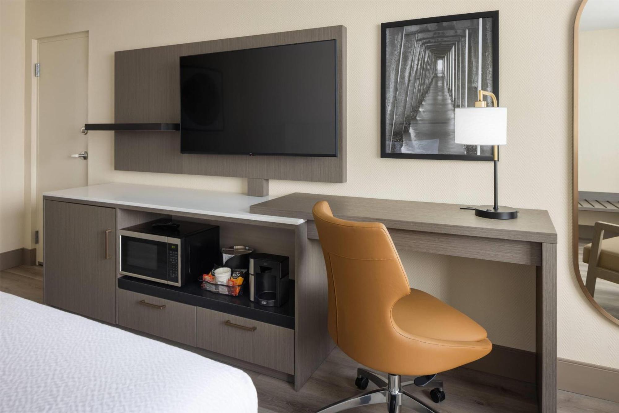 Deluxe King Room Lake View High Floor Newly Renovated NO RESORT FEE,1690935587:JPEG